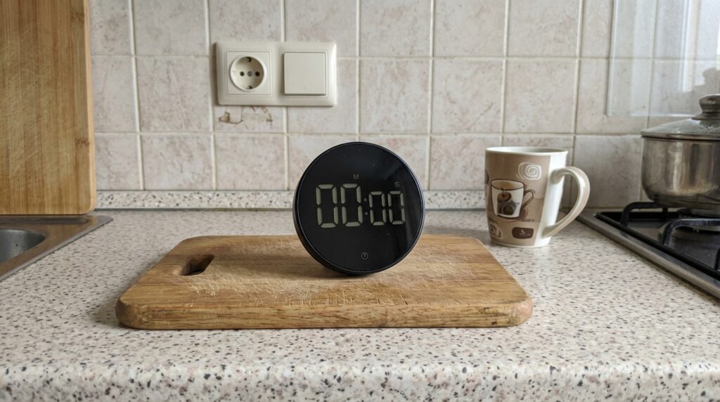 Baseus Magnetic Kitchen Timer Instead of iPhone. It's been hanging on the fridge since March — my wife no longer overcooks eggs, and that's already a win. Photo.
