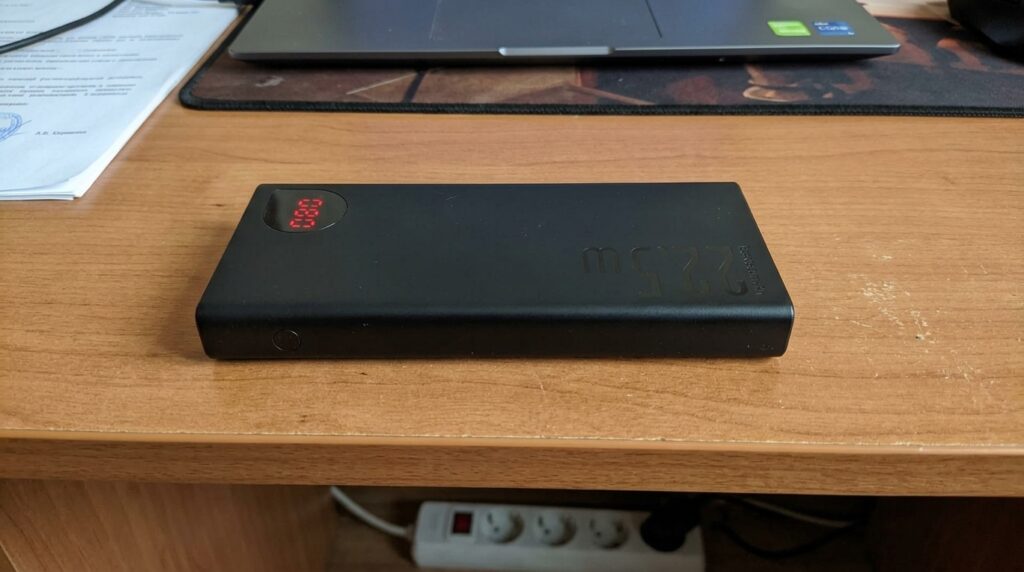 Baseus 10,000 mAh power bank for trips. Two full iPhone charges — and there's still enough left for AirPods. Photo.