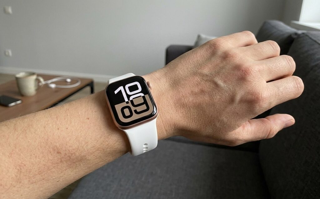 What to buy with an AliExpress promo code. A cool Apple Watch strap is a great addition to your cart. Photo.