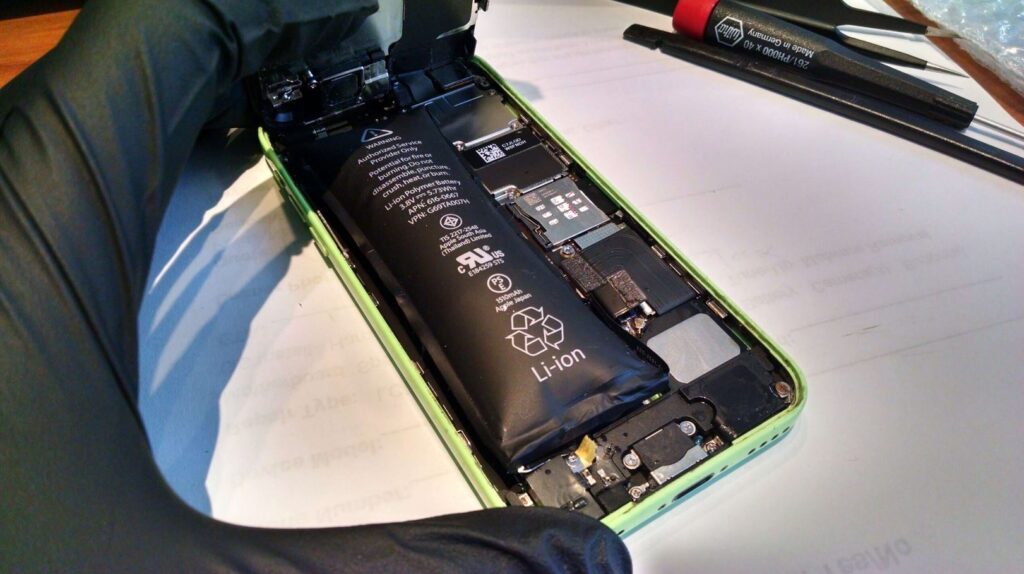 Click and hiss from the iPhone case: what does it mean. As an option, the battery can fail with a sound. Photo.