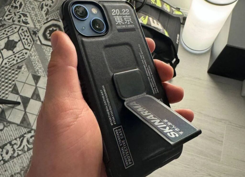 Which cases you shouldn't use in summer. Cases like this one from Skinarma are better taken off in summer. Photo.