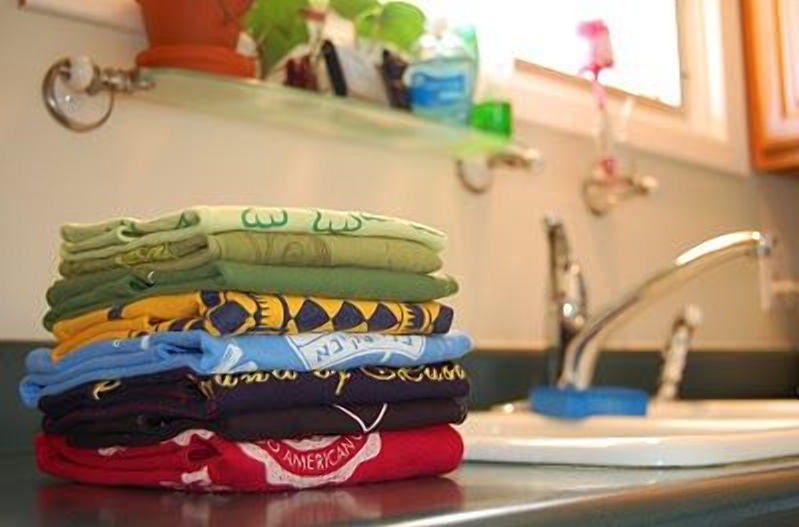 Old t-shirts easily turn into a cleaning kit. Image source: fb.ru. Photo.