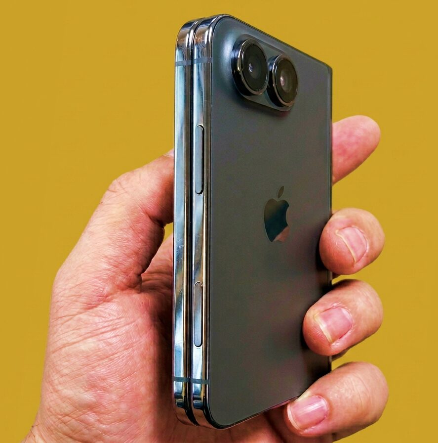 Foldable iPhone vs. iPhone 18 Pro Max. The iPhone Ultra clearly won't be the battery life king. Photo.