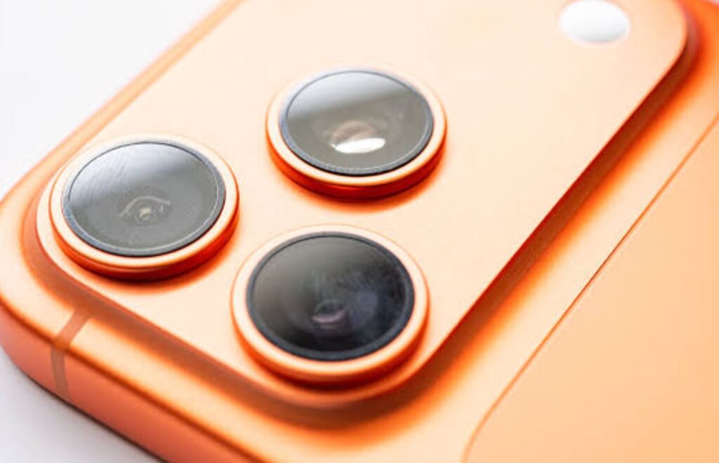 Why does the iPhone camera rattle when shaken. The iPhone camera makes noise when shaken due to moving parts. Photo.