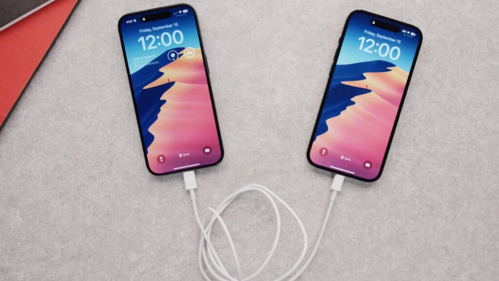 How to charge an iPhone from another iPhone step by step. Connect the smartphones to each other and charging will begin. Photo.