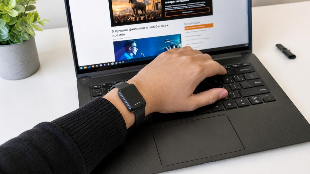 The Lenovo repellent weighs 17 g and lasts up to 48 hours on a single charge. Photo.