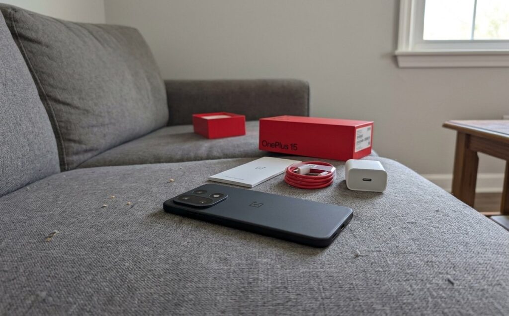 OnePlus 15 design: a phone that looks like an iPhone. The smartphone really looks like an iPhone thanks to the camera module and rounded shape. Photo.