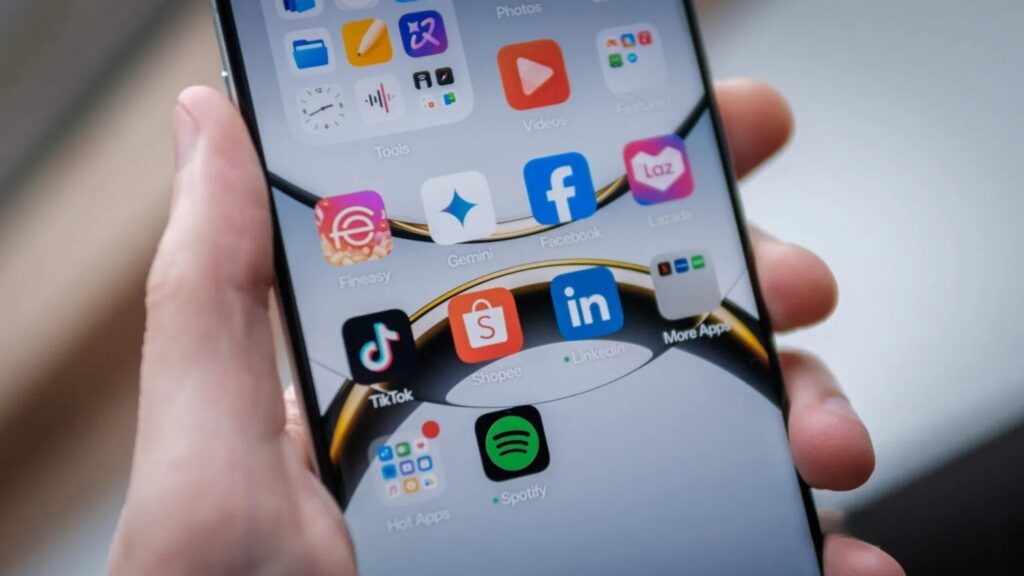 The ColorOS shell contains a lot of pre-installed junk. Image: androidauthority.com