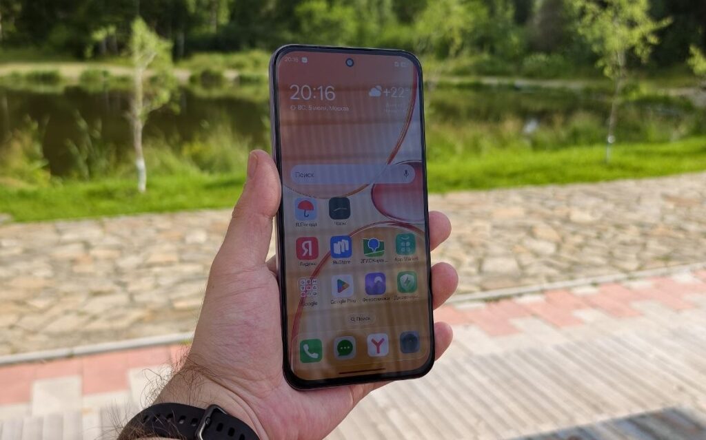 The screen remains readable even under bright sunlight