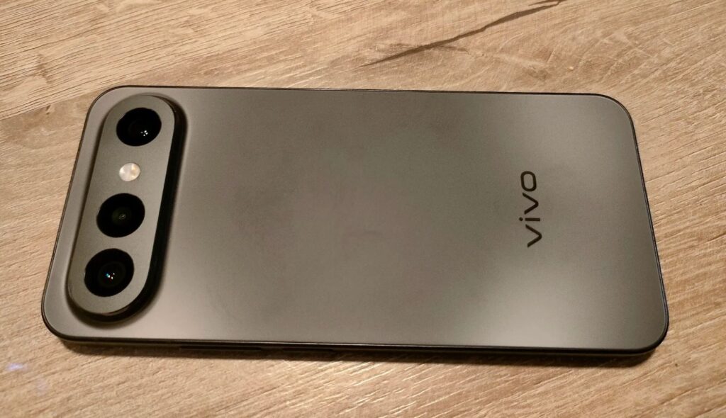Thin and compact smartphone instead of iPhone Air. Wanted an iPhone Air? Better grab this vivo! Photo.