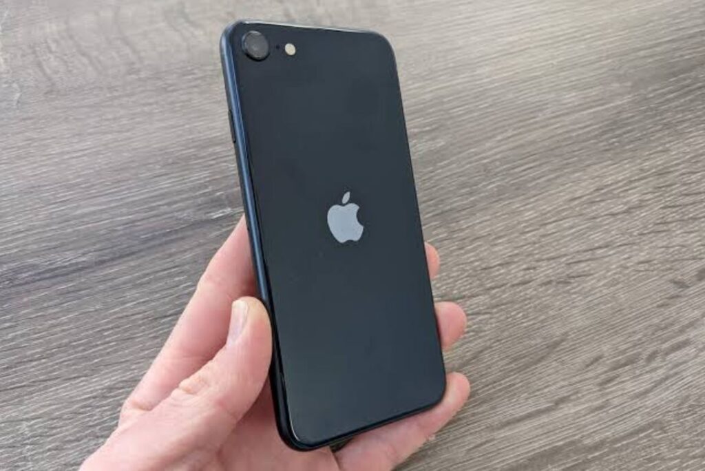 iPhone SE — An iPhone with a Small Screen and a Button. The smartphone will update to iOS 27, but it won't be as comfortable to use. Photo.