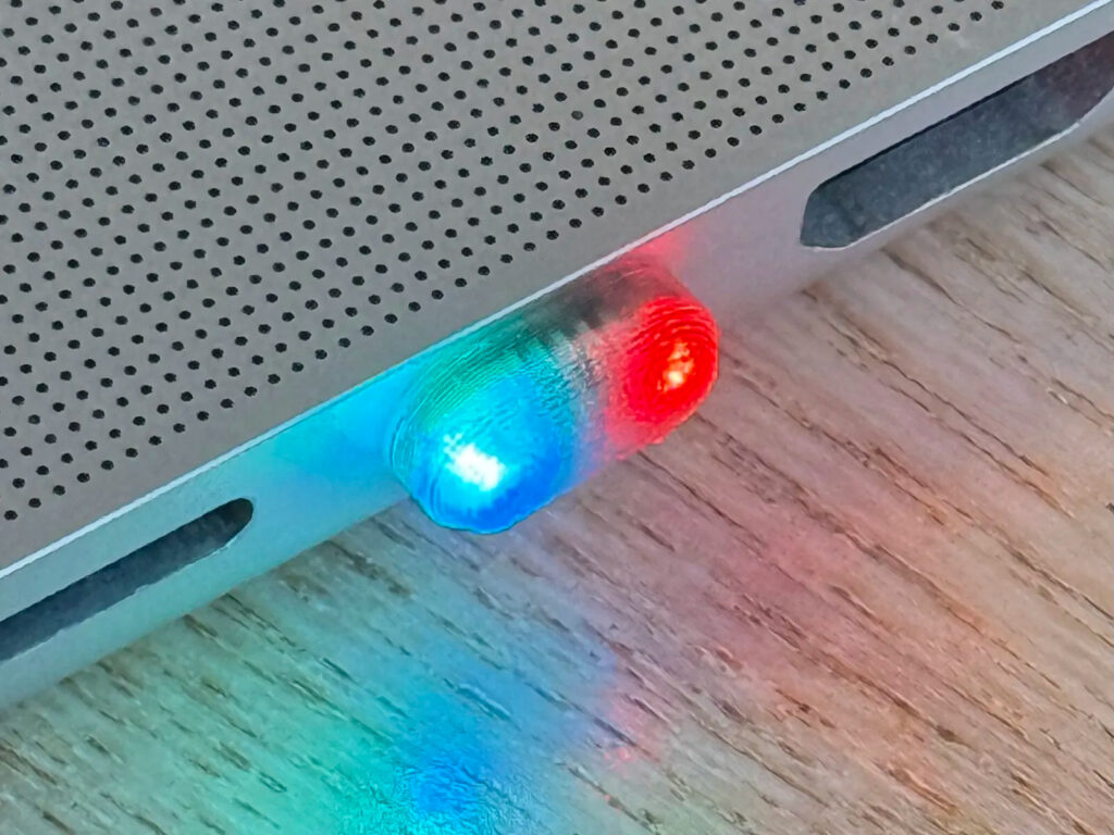 SidePulse Pro vs. SidePulse Dot: What's the difference. There's a version for the USB-C port with two LEDs. Photo.