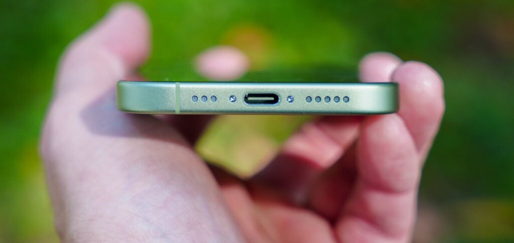 Crackling and distortion from the iPhone speaker. Pay close attention to noises from the iPhone speaker. Photo.
