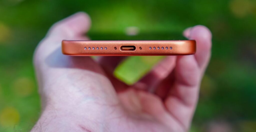 iPhone 18 Pro Max — how dimensions and thickness will change. Unfortunately, the smartphone will become bulkier again. Photo.