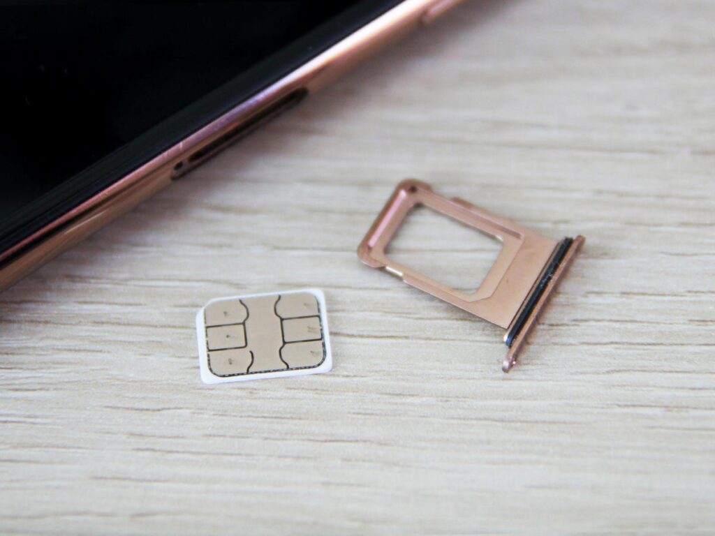 Что выбрать после этой проблемы — eSIM или SIM. Обратите внимание, что наличие физической SIM-карты не гарантирует отсутствие сбоев. Фото.