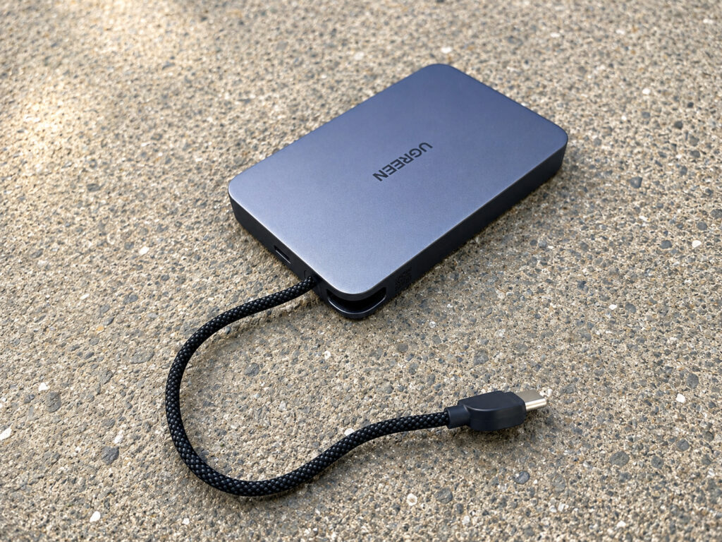 The built-in cable can also be used for carrying