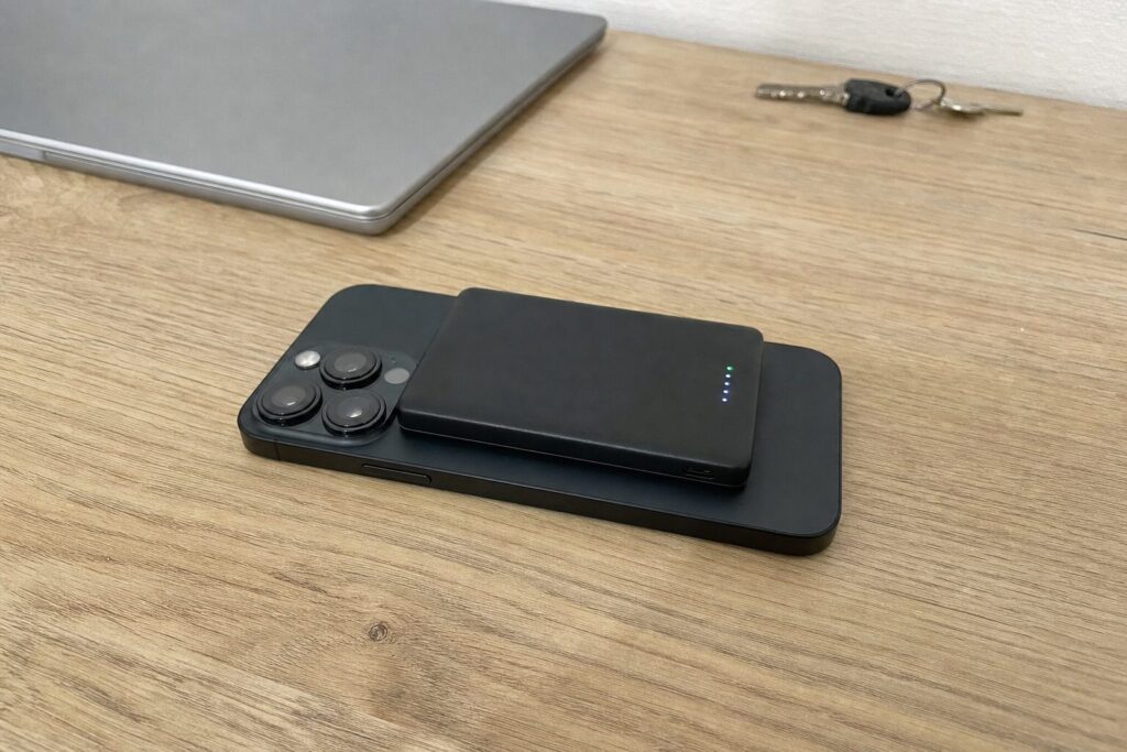 Magnetic power bank attached to the back of a smartphone