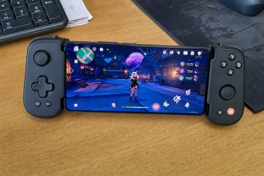 GameSir G8+ telescopic gamepad with phone mounted between two halves