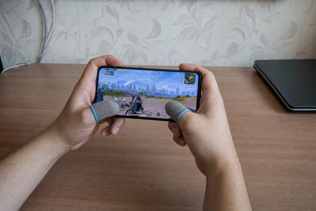 Silver-fiber conductive finger sleeves for touchscreen gaming
