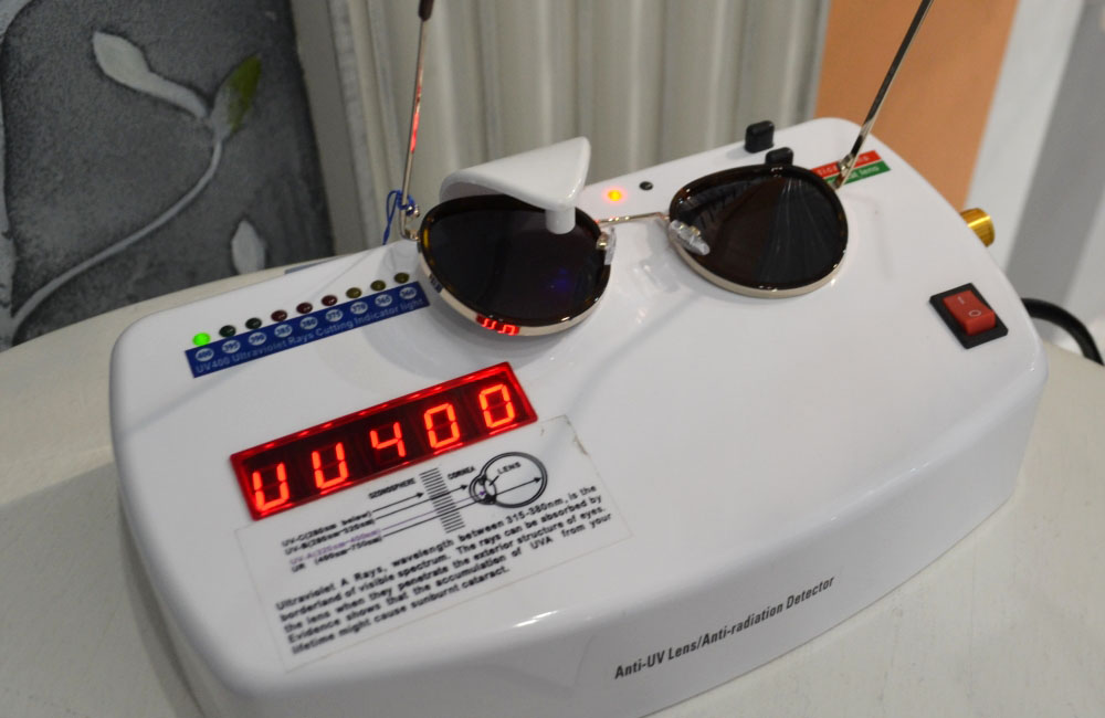 Testing sunglasses on a UV meter for ultraviolet protection. The device shows the degree of UV protection. Image source: smotri-optic.ru.