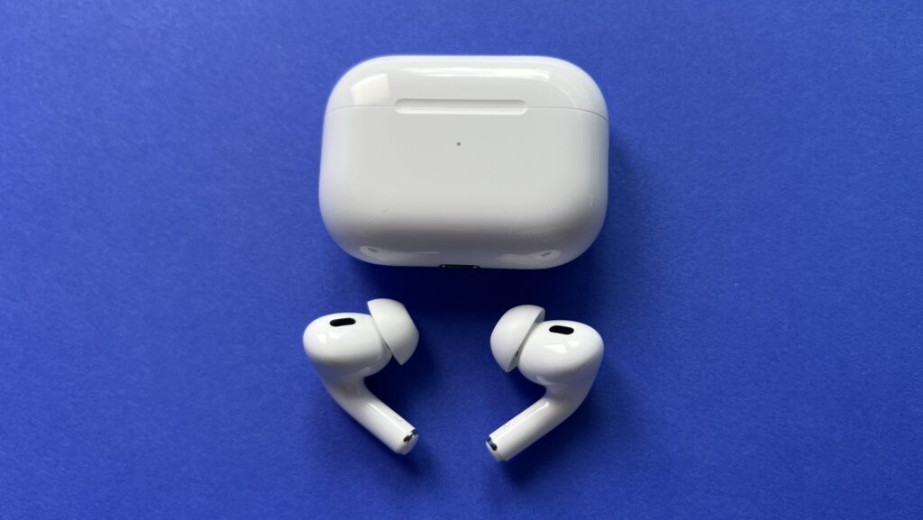 Forgot the case at home: how to get through the day. Try not to forget your AirPods case; using the earbuds without it is possible but much harder. Photo.