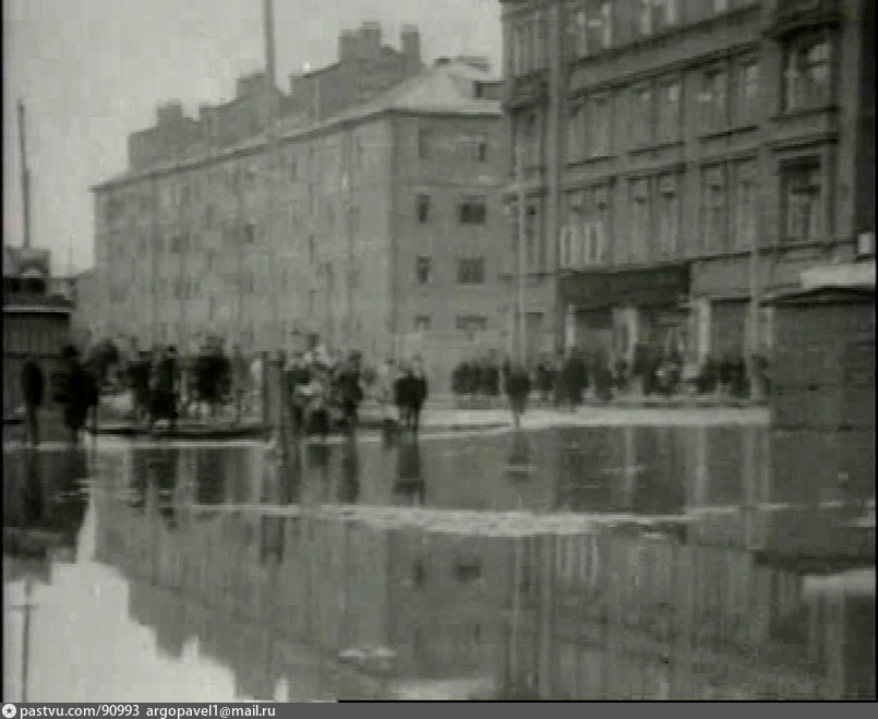 Street trading in a 1920s city brought together workers and visiting peasants