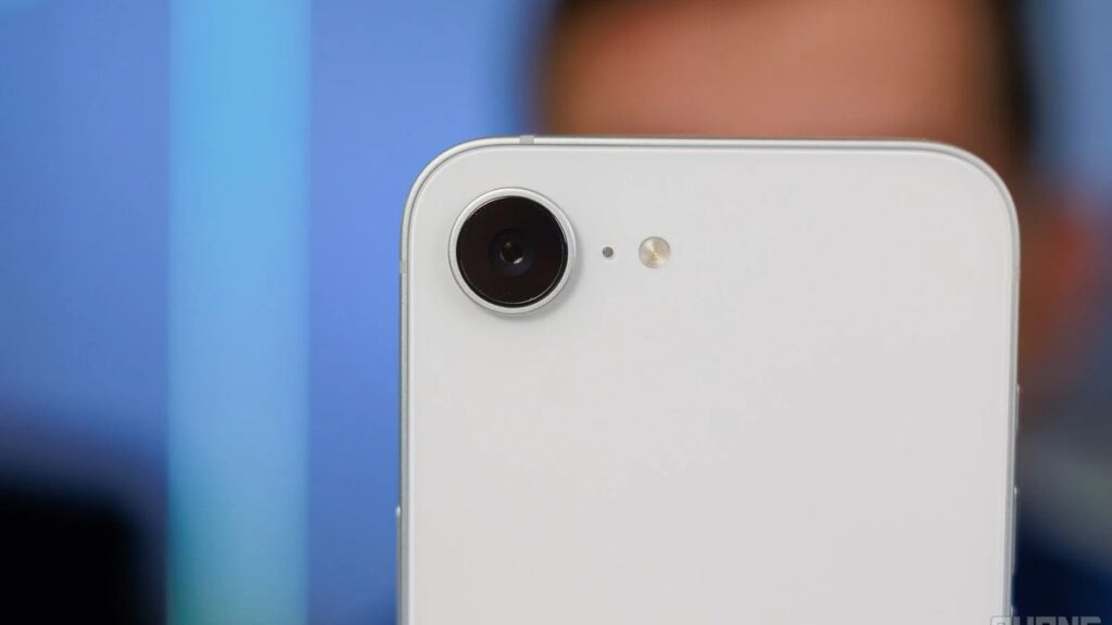 Is it really the same sensor? The camera on the iPhone 17e. Photo.