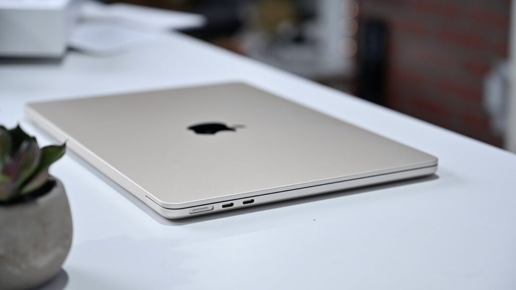 13.6-inch MacBook Air M2 with 8 GB of RAM