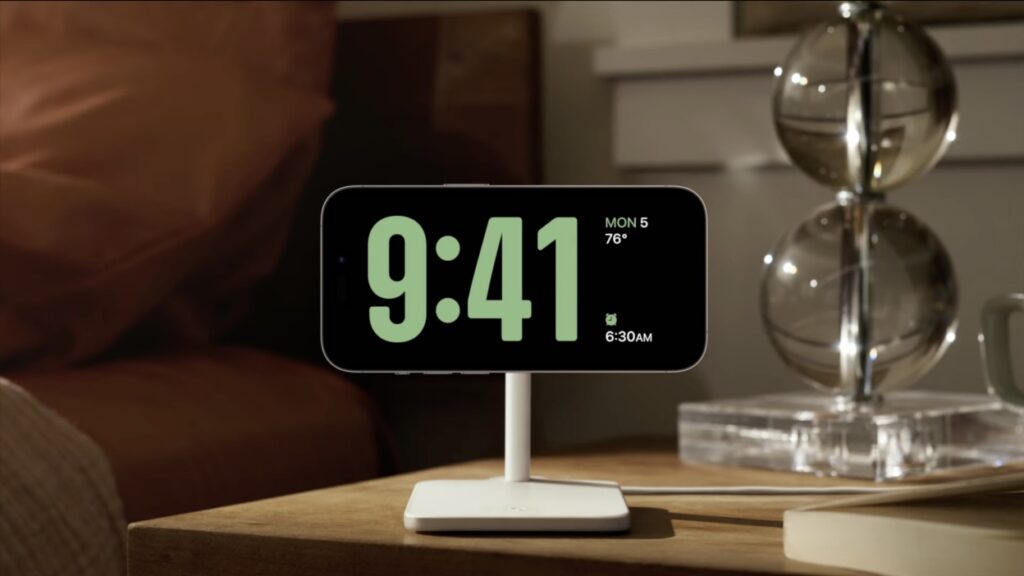 One of the StandBy display styles on an iPhone