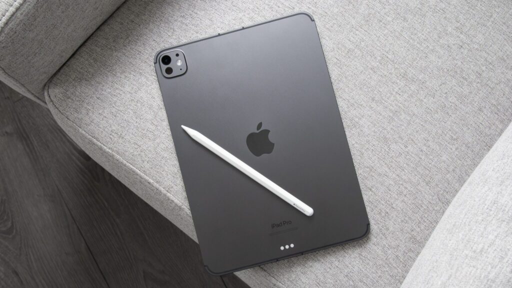 Does the Pencil drain the iPad? An Apple Pencil that is not attached to the iPad gradually discharges even when not in use. Photo.