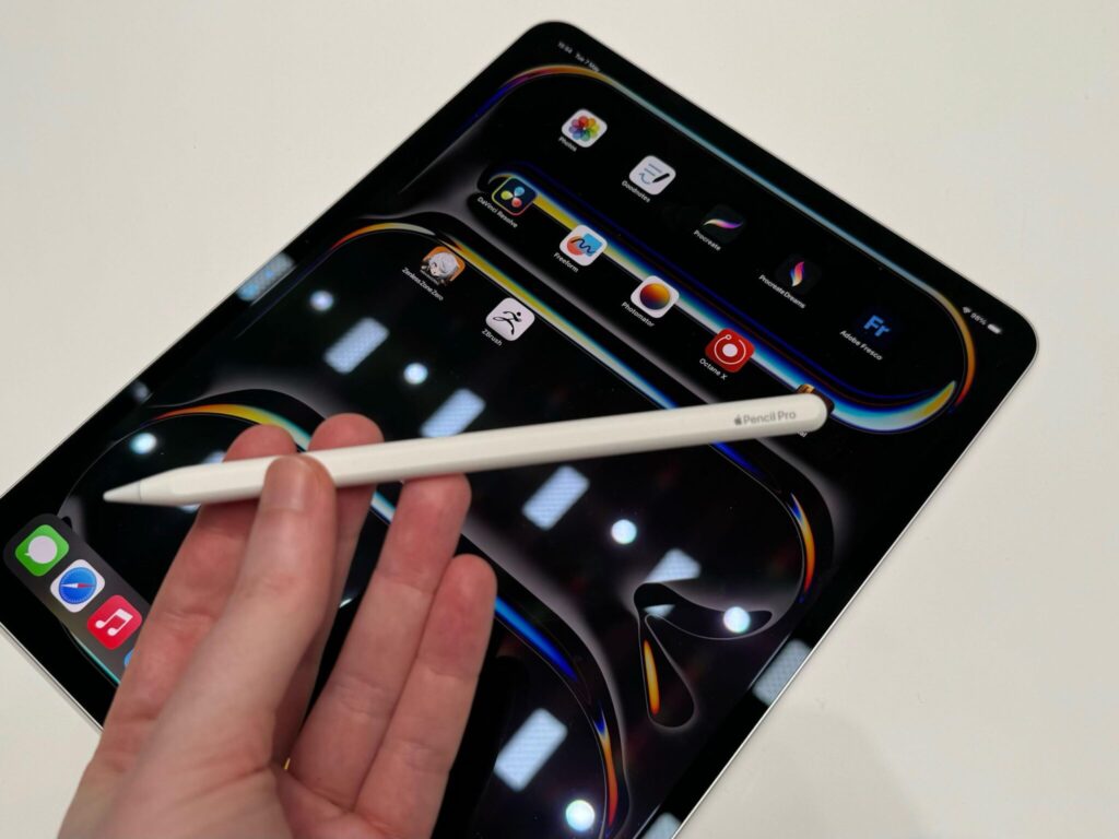 How Apple Pencil charges from the magnetic edge. Only Apple Pencil Pro and Apple Pencil 2 can charge from the side edge. Photo.
