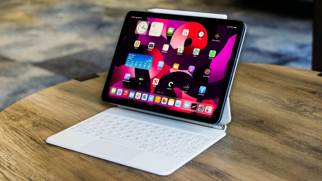 What happens to the stylus battery. Apple Pencil charges even when a keyboard is attached. Photo.