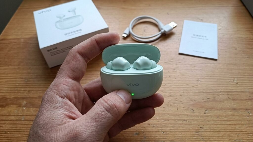 The new vivo Buds and the contents of the box
