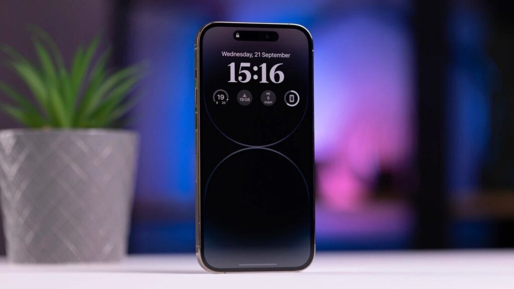 An iPhone 14 Pro with Always On Display activated