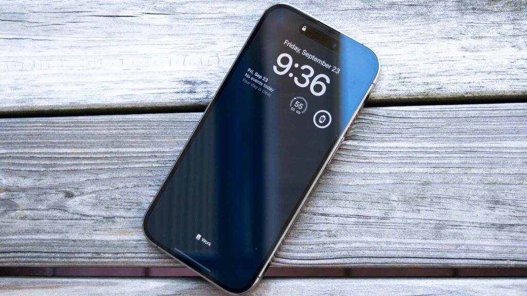Always On Display on an iPhone without wallpaper, with widgets enabled