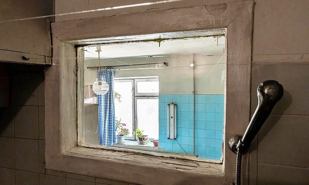 Light from the kitchen window passes into the bathroom through an opening in the wall. Image source: maximonline.ru