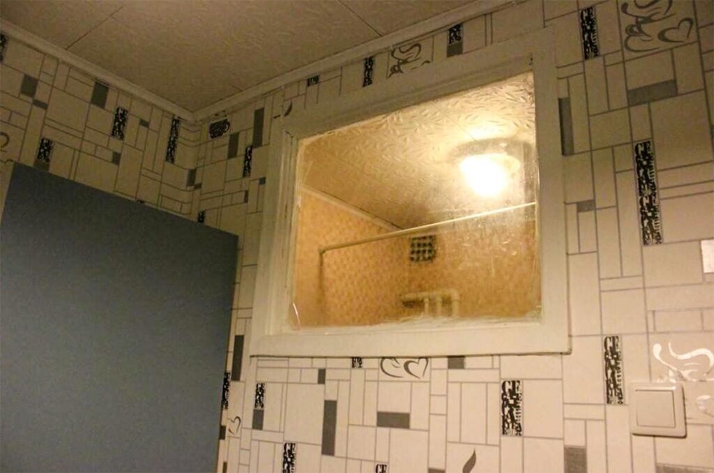 A surviving interior window in an old apartment. Image source: es.gw2ru.com