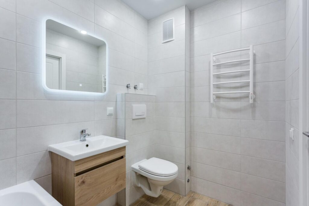 A modern bathroom without an interior window, with electric lighting and a ventilation grille. Image source: kvartiry.kssk.ru