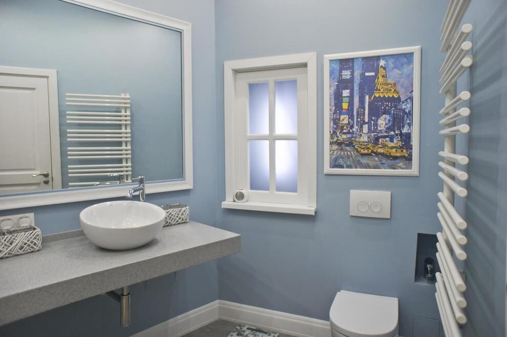 A renovated bathroom with a small frosted-glass window, showing how the opening can be kept and made part of the interior. Image source: yrossi.ru